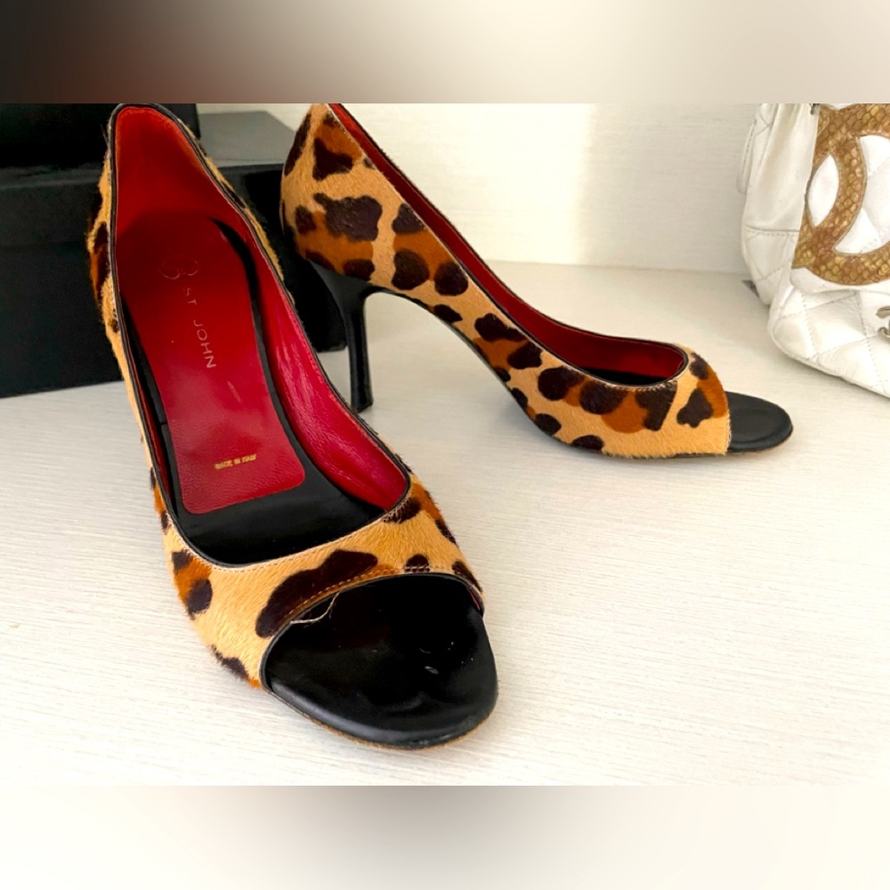 Authentic ST. JOHN Animal Print pump size 8